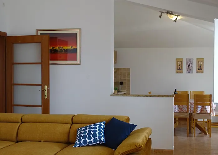 6-Pax Apartment On The Beach - Top Floor, Great Sea View, Parking Ensured