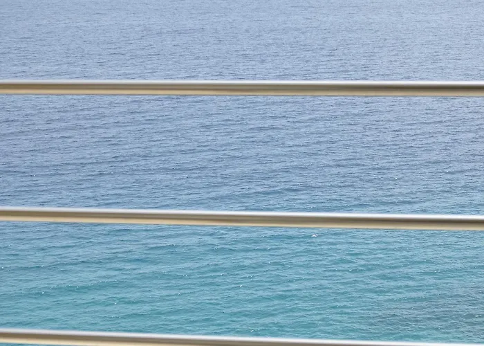 6-Pax Apartment On The Beach - Top Floor, Great Sea View, Parking Ensured