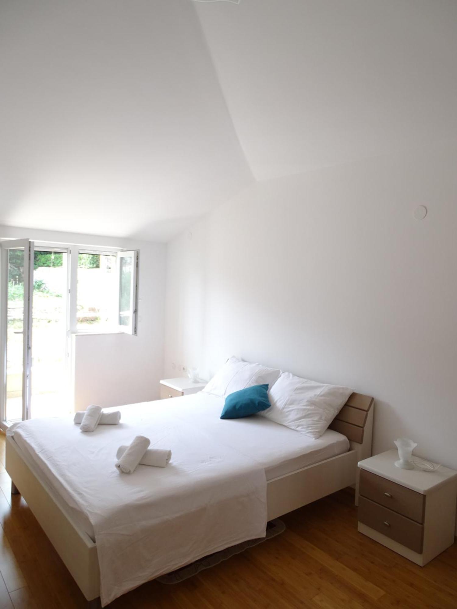 6-pax On The - Floor, Great Sea View, Parking Ensured Apartment *